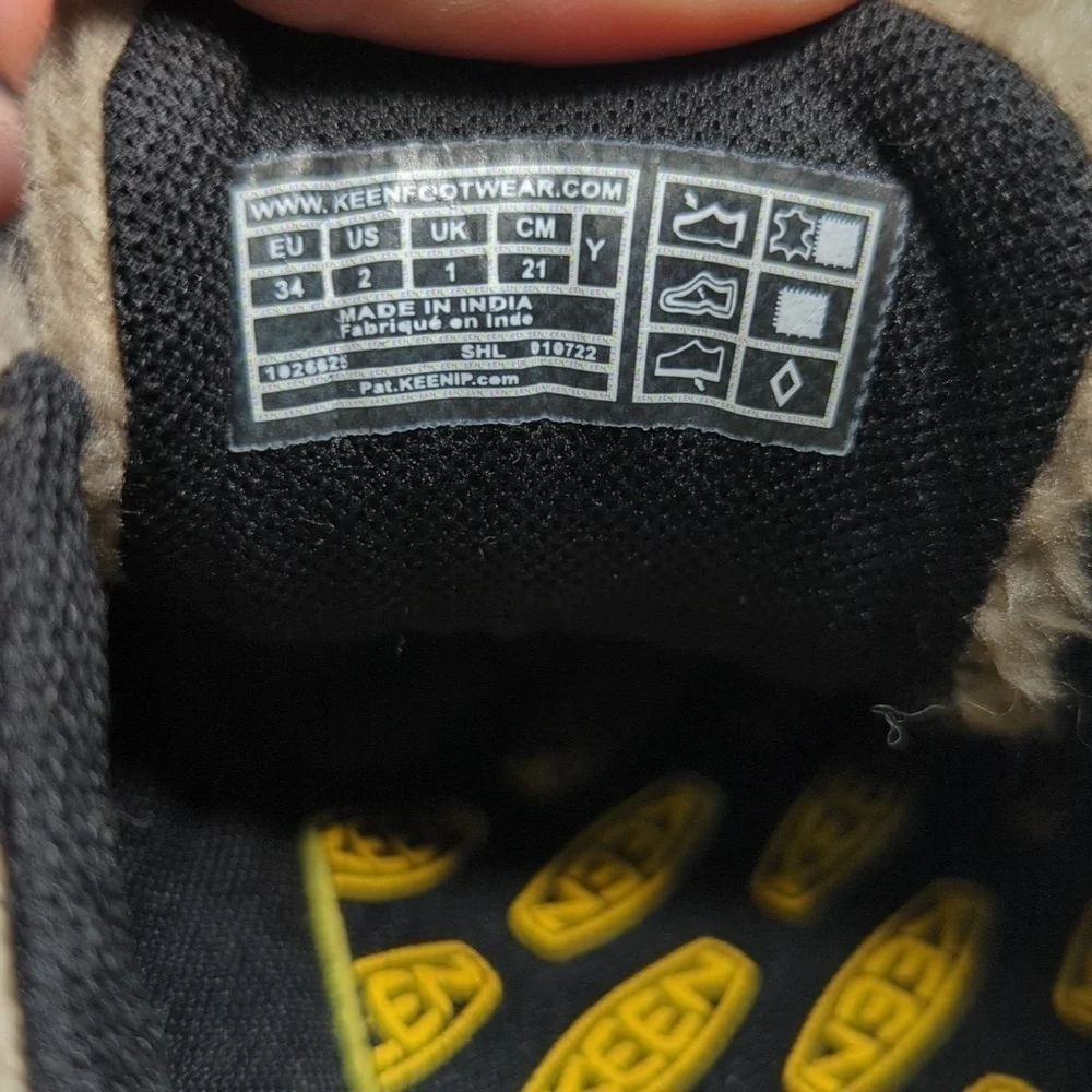 NWOT Keen big kids Newport fur TPS big fold gold shoes. Big kids size 2 EU 34